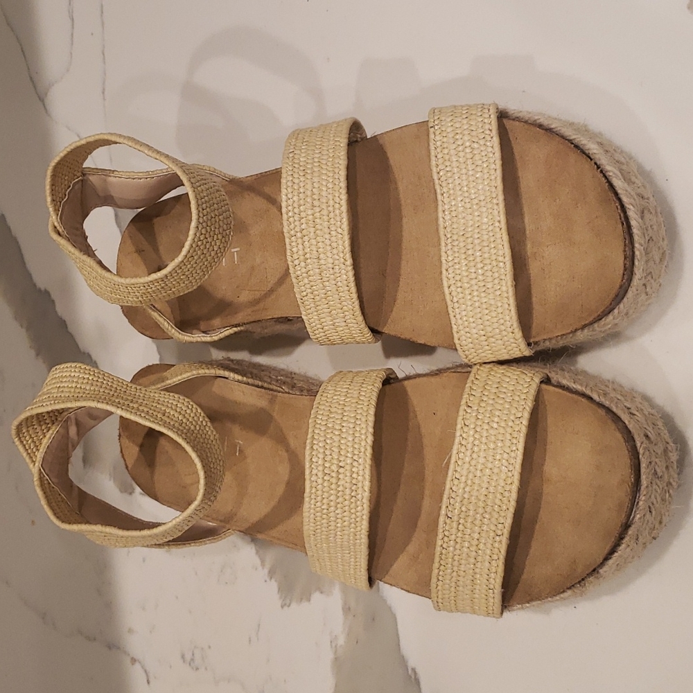 Expiration sandals size 9.5 - Picture 1 of 4